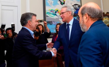 El presidente Juan Manuel Santos saluda al director general de la FAO, José Graziano da Silva, mientras observa el Comisario Europeo para la Cooperación y el Desarrollo, Neven Mimica. Presidencia
