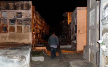 Durante la noche se dan más de siete recorridos entre las tumbas. Jorge Ríos