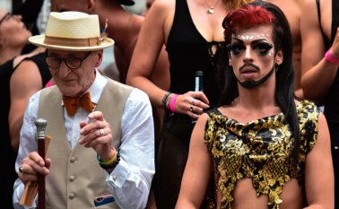 El colorido y festivo cortejo recorrió, a veces bajo una fuerte lluvia, la Kurfuerstendamm, una famosa arteria del antiguo Berlín occidental, hasta la puerta de Brandeburgo. AFP