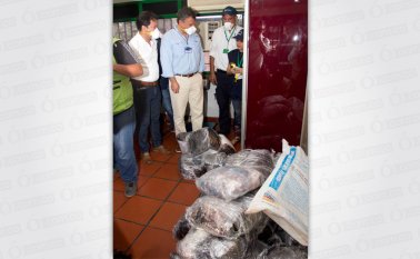 El gobernador William Villamizar y Víctor Bautista, de la Cancillería, reciben la información sobre la carne venezolana de contrabando decomisada en los pasos fronterizos. Alfredo Estévez