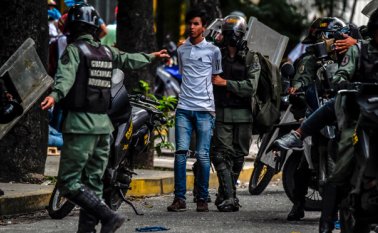 Nuevamente opositores al gobierno salieron a protestar generándose conatos de violencia en diversas zonas del territorio. AFP