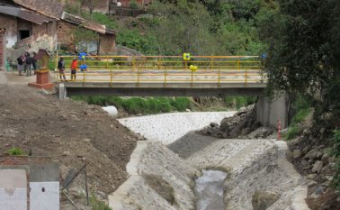 El puente que fue entregado beneficiará a las comunidades de Alto Viento, Siagá y Pantanitos. Por la zona también se movilizan niños para dos centros educativos rurales. Roberto Ospino