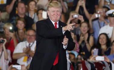 El presidente Trump fue señalado de faltar a su promesa de transparencia con su nominado al cargo de subsecretario del Interior. AFP