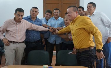 Un grupo de alcaldes se reunió, ayer, en la Gobernación para pedir que se respete la vida del secuestrado exalcalde Carlos Omar Delgado. La Opinión