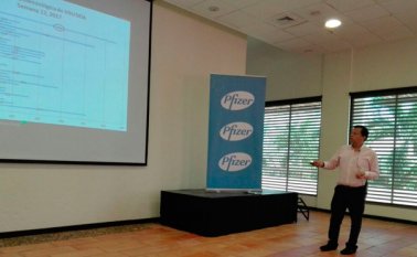 El doctor Carlos Pérez, Médico especialista en Infectología y Medicina Tropical, con experiencia de 15 años en docencia universitaria, hablando sobre la amenaza de las bacterias. Johan García