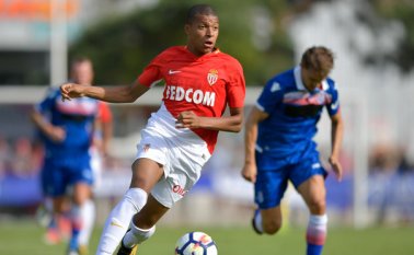 La joven promesa del fútbol, el francés Kilyan Mbappé, está en la mira de varios equipos ‘grandes’ de Europa. Actualmente la pelea es entre el club merengue y el PSG, que supuestamente le habría ofrecido un sueldo de 12 millones de euros al año. AFP