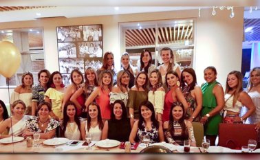 Giara Morales, Lisseth Lafaurie, Laura Sandoval y Janeth Arenas. En el centro: María Pérez, Lorena Montoya, Luz Marina Mejía, Mónica Evangelista, Andrea Barrera, Yacqueline Lizcano, Mónica Tello, Lucía Flórez, María Alejandra Flórez, Andrea Mendoza, Andrea Forodona, Ángela Argüello, Carolina Bautista y Silvana Soto, Diana Díaz, Jimena Cárdenas, Lía Maldonado, Erika Niño, Laura Amado, Pilar Gutiérrez,Maritza Rodríguez y Mónica Caicedo. Cortesía