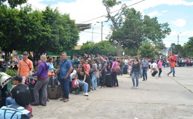 Así estuvo este martes el corregimiento de La Parada, en Villa del Rosario, donde los venezolanos que cruzaron la frontera hacia Colombia lo hicieron con sus equipajes, muchos de ellos para no volver. La Opinión