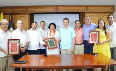En la foto: Fernando Uribe Rojas, Iván Abreo, José Quintero, José Sepúlveda, Mariela Reyes Villalta,Guillermo Infante Santos,Jairo Bautista Ramírez,Carlos Luna Romero,presidente ejecutivo de la Cámara de Comercio de Cúcuta, Silvia D´Pablos Aranda y José Guerrero Sandoval. Cortesía