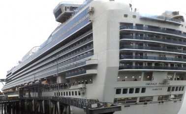 El crucero Emerald Princess en el muelle de Juneau, Alaska, el miércoles 26 de julio de 2017. El FBI investiga una disputa doméstica en que murió una mujer de Utah a bordo de la nave.  AP