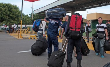 Algunos grupos de bomberos provenientes de Miranda arribaron al país, para salir lo antes posible hacia otro país. Mario Caicedo