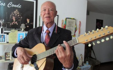 En sus inicios Carlos tuvo la oportunidad de tocarle al expresidente Belisario Betancur Cuartas. Archivo La Opinión