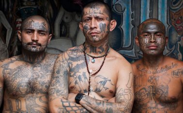 En el pasado, los miembros de la Mara Salvatrucha se identificaban fácilmente porque se tatuaban gran parte de su cuerpo, incluido el rostro. Esto, en los últimos años, ha cambiado y una forma de mimetizarse y evitar el asedio de las autoridades, ha sido el renunciar a los tatuajes, al menos los más visibles. Archivo