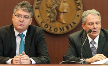 Mauricio Cárdenas, ministro de Hacienda y Juan José Echavarría, gerente del Banco de la República de Colombia, durante la rueda de prensa al término de la reunión en la que se decidió recortar la tasa de interés. Cortesía