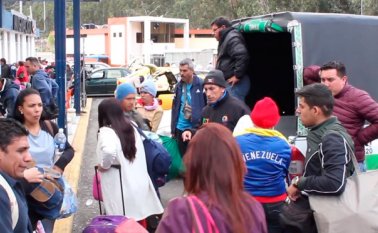 Grupos de venezolanos empezaron a arribar a Ecuador, donde las autoridades migratorias instalaron más ventanillas para la atención de las persona. El Comercio