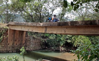Este es el puente en el que los pobladores decidieron someter a restricción en cuando al paso de vehículos pesados. Mario Caicedo