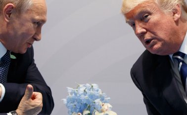 El presidente de Estados Unidos, Donald Trump (derecha), junto su homólogo de Rusia, Vladimir Putin, en la cumbre del G20 en Hamburgo, Alemania. AFP