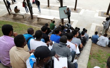 La escena llama la atención de los viandantes y muchos de ellos se paran a mirar. AFP
