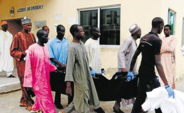 Una víctima es llevada a emergencias en el Hospital Especialista del Estado en Maiduguri al noreste de Nigeria, el día después de que dos atacantes suicidas golpearan un campamento para desplazados en Dikwa. AFP