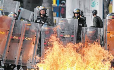 La Guardia Nacional Bolivariana ha sido acusada de incurrir en excesos para reprimir a los manifestantes. AFP