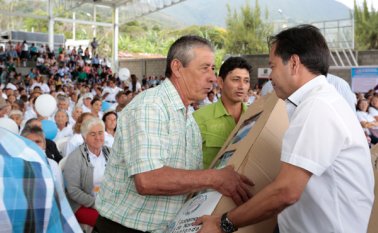 El gobernador William Villamizar Laguado en la visita institucional a Ragonvalia, el 19 de noviembre, entregó a las  17 juntas de acción comunal kits deportivos, uniformes y petos. Cortesía
