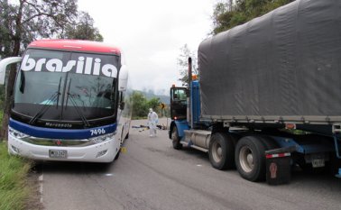 Al parecer, el motorizado intentó sobrepasar el tractocamión e impactó de costado con el autobús. La Opinión