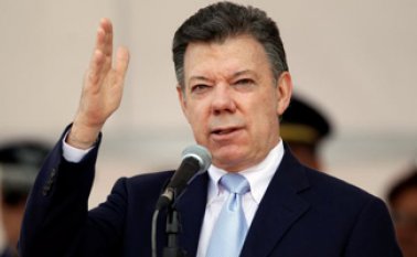 El presidente de la República aseguró en el Puente de Boyacá, que la oposición con su mezquindad quiere que el país siga sumido en la violencia. Defendió además el proceso de paz. colprensa