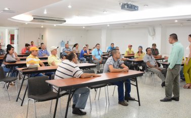 Los vendedores callejeros de gasolina registrados en el censo del Ministerio de Minas y Energía, son capacitados en la Cámara de Comercio de Cúcuta para la conformación de pequeñas empresas. Cortesía