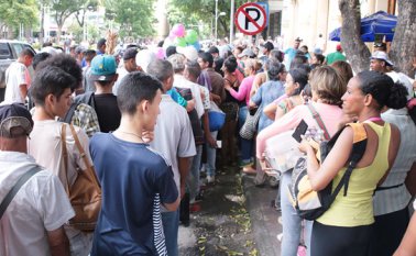 En los parques de Cúcuta se ven carros donando alimentos, sin ningún control. Obando