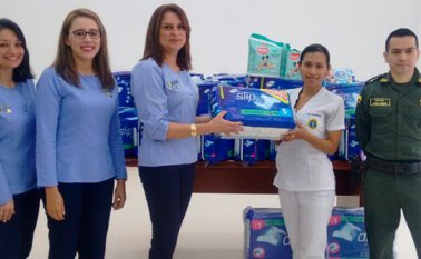 El voluntariado está conformado por esposas de oficiales de La Policía. La Asociación de Obras Sociales en beneficio de La Policía ayuda a las familias de los uniformados con mercados y con pañales. Cortesía