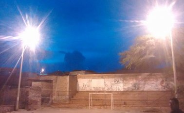 En la cancha del barrio ya funcionan las luces. Cortesía