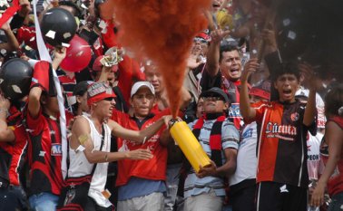 Las afueras del Estadio General Santander se convirtieron en un espacio dedicado al comercio. Archivo