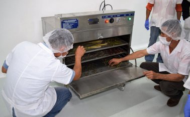 Los empresarios aprendieron a manipular las máquinas y a procesar comestibles. Roberto Ospino