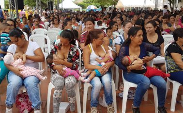Las muejres de los patios participaron de la joranda de lactación con la que buscan promover el uso de la leche materna en los niños. Cortesía