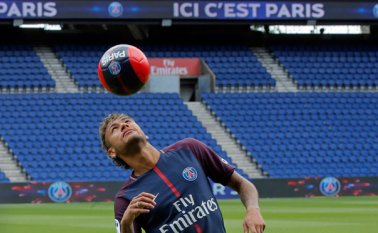 El futbolista brasileño Neymar cabecea el balón durante su presentación con el Paris Saint-Germain. AP