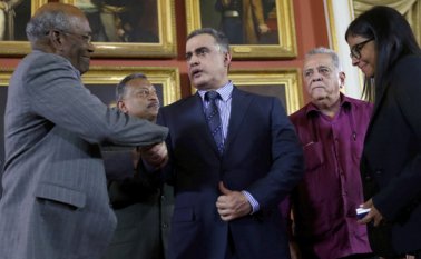 El Defensor del Pueblo de Venezuela, Tarek William Saab, es recibido por el primer vicepresidente de la Asamblea Constituyente, Aristóbulo Isturiz, a la izquierda, segundo vicepresidente Isaías Rodríguez, segundo a la izquierda, y la presidenta de la asamblea Delcy Rodríguez después de ser juramentado como nuevo fiscal general del país durante la primera sesión de la Asamblea Constituyente, en Caracas, el sábado 5 de agosto de 2017 AP