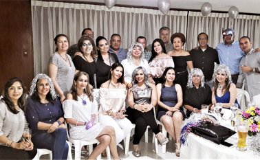 Yaneth Rincón, Fabio Gélvez, Carolina Becerra, María Eudoxia Becerra (homenajeada), Ignacio Duarte, Noralba Pérez, Said Manzano, Esperanza Bermúdez, Armando Cordero, Juan Suárez y Marcos Gabriel. Sentados: Lucy Cordero, Amparo Lizcano, Betty Lizarazo, Claudia García, Martha Gallón, Isabel Paredes y Heidy Labrador. Cortesía