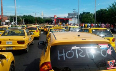Los taxistas en paro han atacado a su colegas que no acataron el llamado a la protesta con huevos, harina y hasta piedras; incluso, han bajado a los pasajeros que transportan. Cortesía