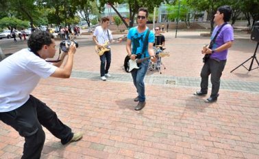 La agrupación cucuteña ´Tonika’ llevó a cabo la grabación del video de su primer sencillo ‘Mi Niña’, en la plazoleta de Telecom.
El sábado desde las 8:00 de la mañana se inició la producción del video.
La opinión