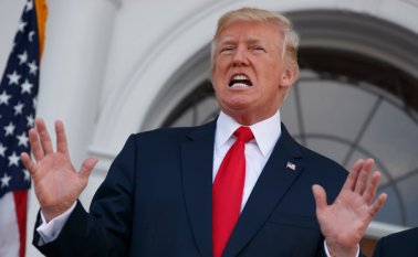 El presidente Donald Trump habló con periodistas en su campo de golf en Bedminster, Nueva Jersey, este jueves. AP