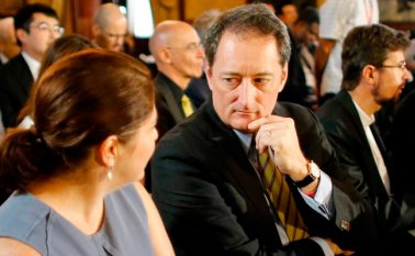 Lee McClenny, Encargado de Negocios de la Embajada de Estados Unidos en Caracas, habla con una mujer no identificada antes del encuentro con el canciller venezolano Jorge Arreaza en su oficina en Caracas, Venezuela. AP