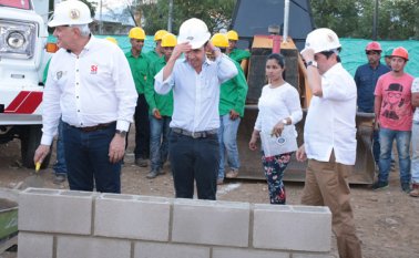 En compañía del Alcalde de Cúcuta, Guillermo Rivera y Juan Fernando Cristo, ministro y exministro del Interior, encabezaron el acto en la zona de Corral de Piedra. César Obando