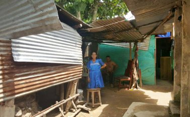 Varios de los damnificados aún viven en condiciones de riesgo, a la espera de que se resuelva la puja entre las entidades responsables de poner en marcha los proyectos de vivienda contemplados desde 2013. Cortesía