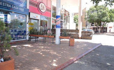 Según las quejas de los vecinos del Colsag, en el tramo que va de la calle 6 a la 9, junto a la avenida Los Libertadores, hay negocios que violan el uso del suelo e invaden el espacio público. César Obando