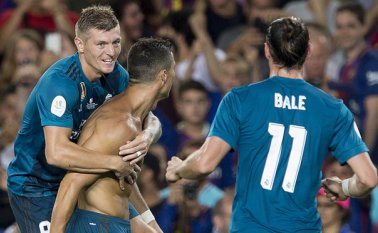 La victoria pone al Real Madrid muy cerca de su segunda título de la temporada tras ganar el martes la Supercopa de Europa al Mánchester United. AFP