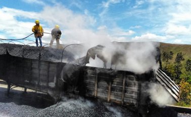Dos tractomulas cargadas con carbón por recalentamiento se incineran cerca al municipio de Ábrego. Javier Sarabia
