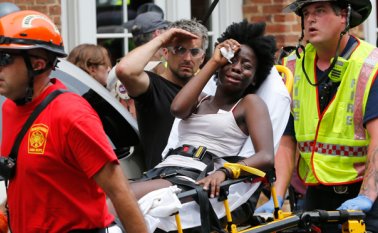 Una mujer herida llora mientras es trasladada en una camilla después de que un automovilista blanco atropelló a un grupo de manifestantes en Charlottesville, Virginia, el sábado. AP