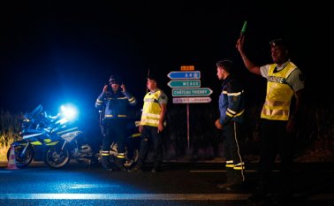Policías cierran un camino cerca del lugar donde un conductor embistió con su vehículo a varias personas que comían en una acera frente a una pizzería en la localidad de Sept-Sorts. AP
