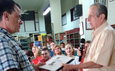 Julio García-Herreros, director de la Biblioteca Pública Julio Pérez Ferrero, recibió la obra de manos de su autor. Cortesía