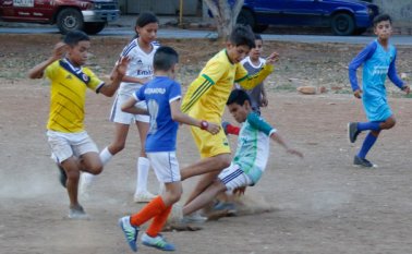 Los niños del barrio Doña Nidia encuentran todas las tardes un espacio de diversión y sano esparcimiento entrenando con el club. Mario Franco